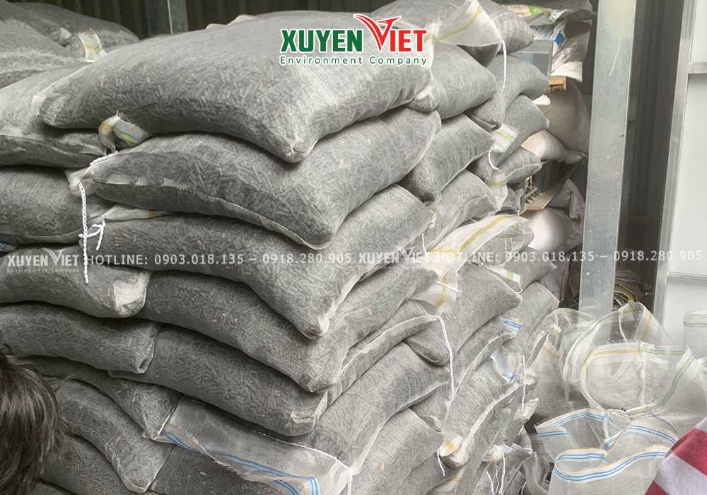 Moi Truong Xuyen Viet nhan dong bao than hoat tinh loc ho ca theo yeu cau anh thuc te cong trinh - Tác dụng than hoạt tính lọc hồ cá và 2 Loại nào nên dùng